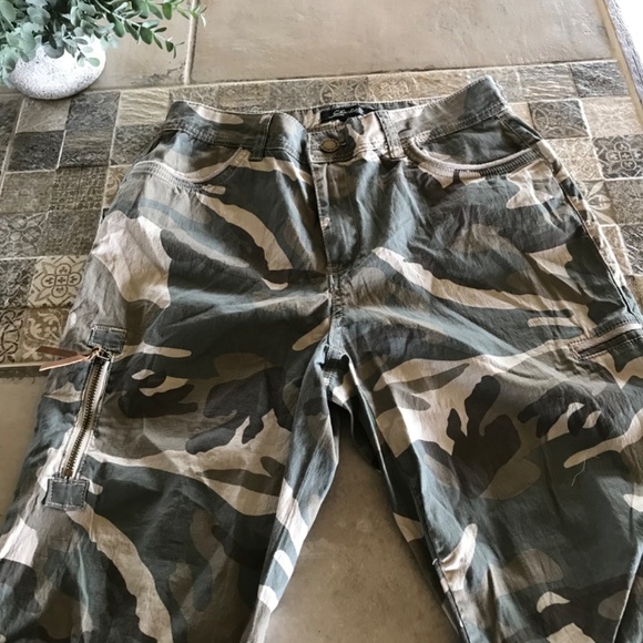 Charlie B camouflage stretch pants NWOT - Picture 4 of 6